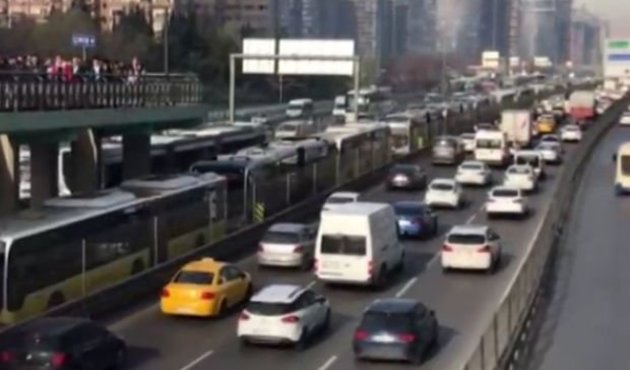 Metrobüs kuyruğunu görenler yürümeye karar verdi!