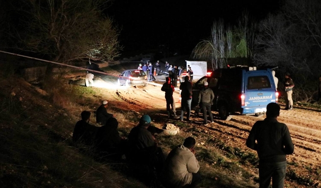 Araç içerisinde 2 kişinin cesedi bulundu!