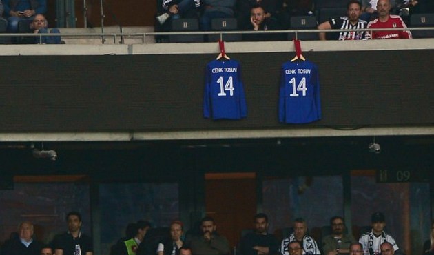 Cenk Tosun'un forması asıldı!