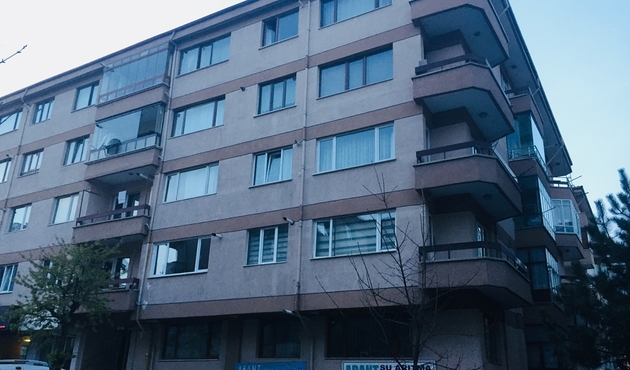 Pencereden düştü, iş yerinin tentesi hayatını kurtardı...