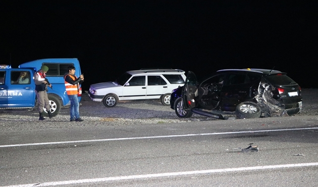 Kazazedelere başka bir araç çarptı: 2 ölü, 2 yaralı...