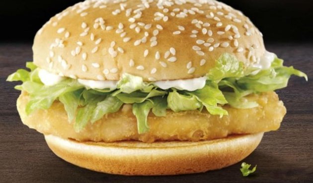 Tavuk burgerin içinden örümcek çıktı!