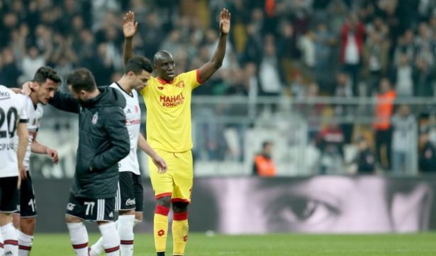 Demba Ba'ya şok tepki...