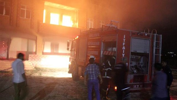 Yanan evi söndürmesin diye itfaiyeye ateş açtılar!