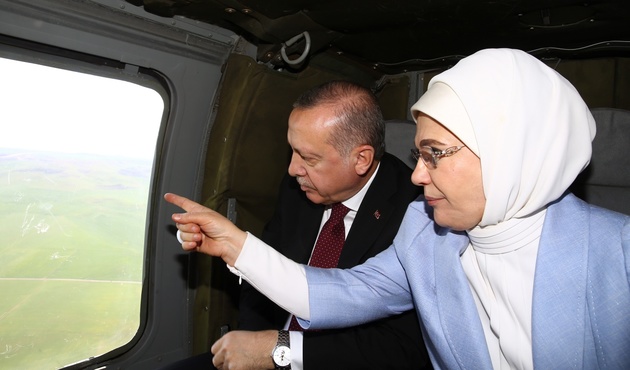 Cumhurbaşkanı Erdoğan ve eşi helikopterle Siirt'i inceledi!