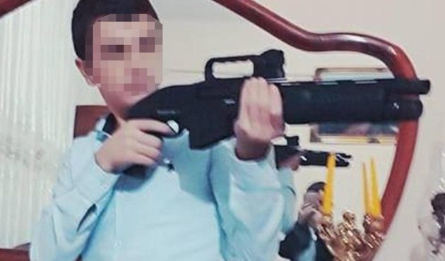 Tüfekle poz verirken en yakın arkadaşını vurdu!