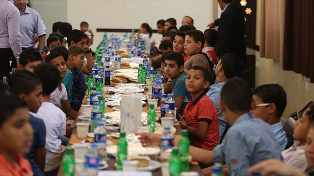 Türk Kızılayı'ndan örnek davranış! Gazze'de 120 yetime iftar