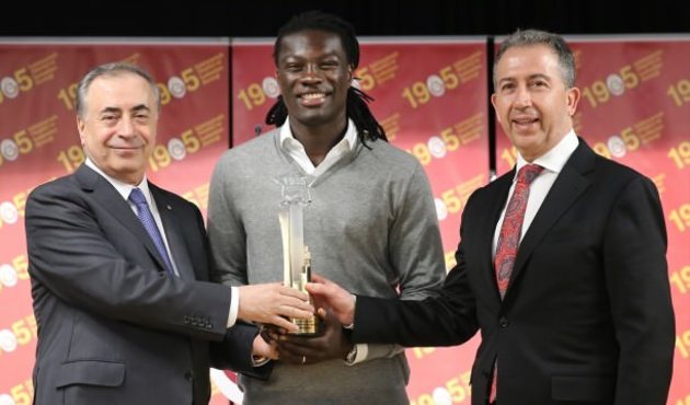 Bafetimbi Gomis'e büyük onur!