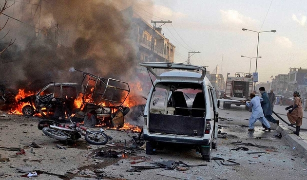 Pakistan'da intihar saldırısı: 5 ölü...