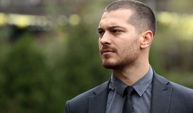 Çağatay Ulusoy o isimle sarmaş dolaş görüntülendi!