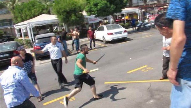 İzmir'de hareketli anlar: Palalarla çıktılar!
