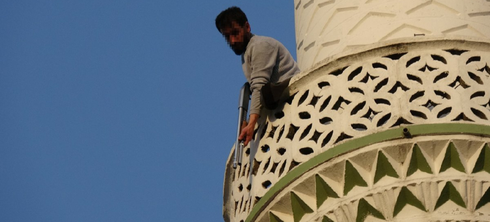Pompalıyla cami minaresine çıktı, Özel Harekat alarma geçti!