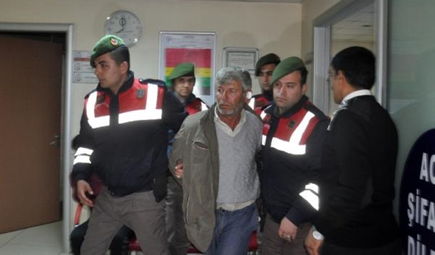 Tepki gösteren eşi, oğlu ve kayınpederini bıçakladı...