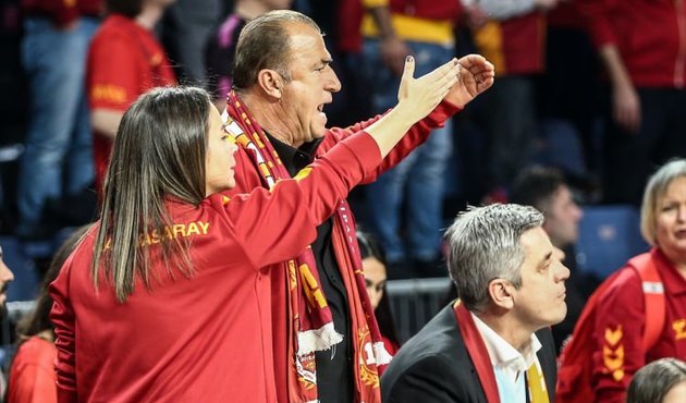 Fatih Terim'i ayağa kaldıran Fenerbahçe tezahüratı!