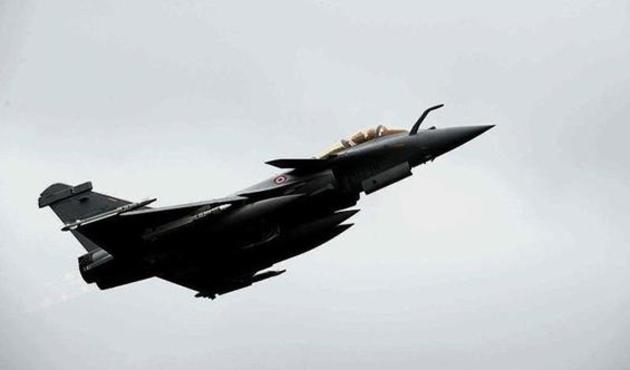 Savaş uçağı kentten geçerken yanlışlıkla bombaladı!