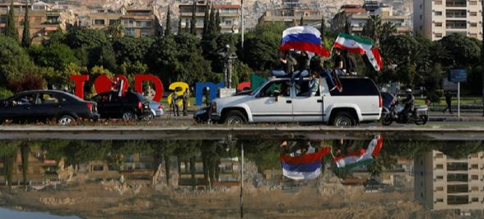 Rus bayraklarıyla sokağa çıktılar!