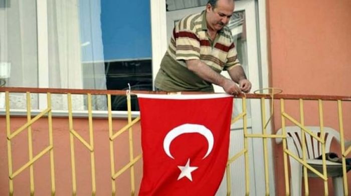 Bayrak asan adamın kimliği belli oldu! Her şey Erdoğan'ın sözüyle başlamış...