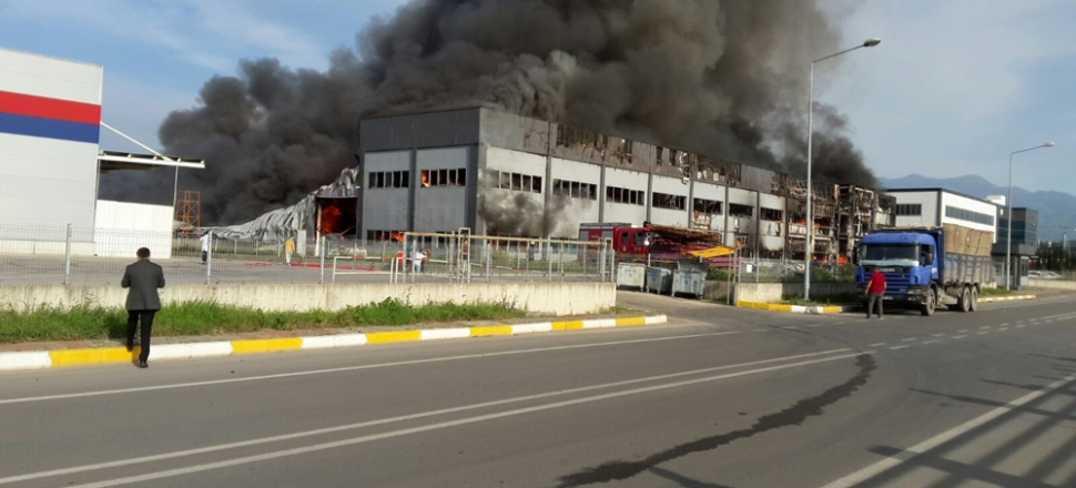 Mobilya fabrikasında büyük yangın!