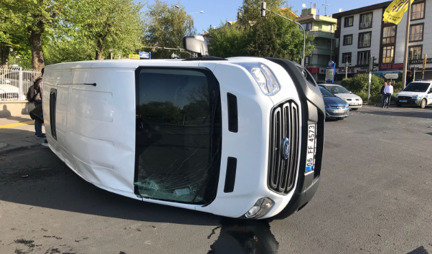 Askeri personel taşıyan servis aracı devrildi!