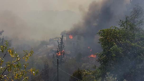 Antalya'da korkulan oldu! Alevler yerleşim alanlarına sıçradı