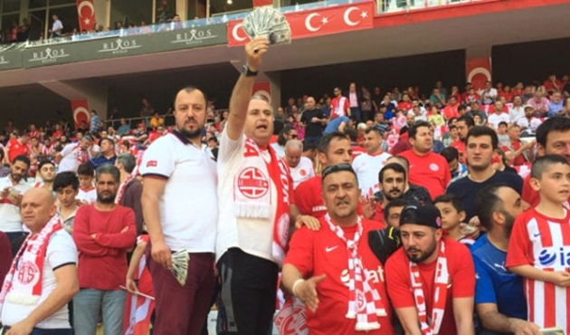 Antalyaspor taraftarından Eto'o'ya protesto!