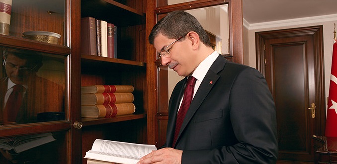 Davutoğlu imza gününde...