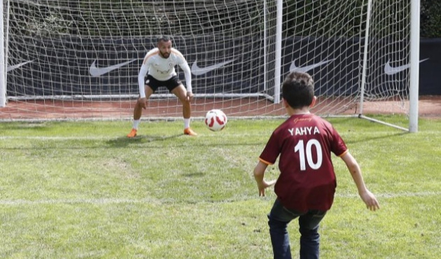 Galatasaray antrenmanına anlamlı ziyaret!