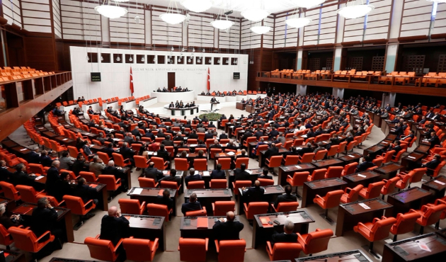Emeklilikte yaşa takılanlar önergesinin görüşülmesi TBMM'de kabul edildi...