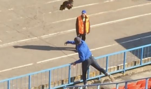 Protesto etmek için sahaya horoz attı!