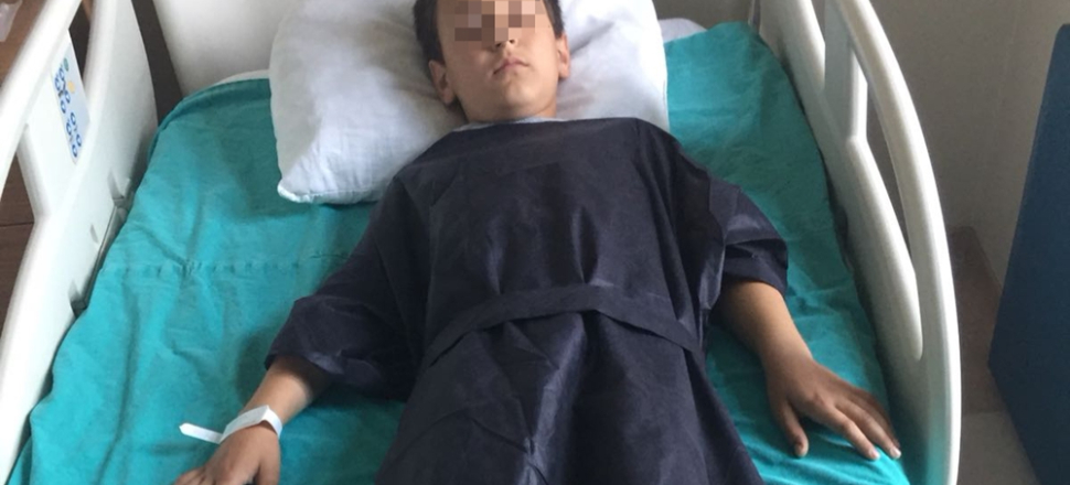 Öğretmen tekmesi hastanelik etti...