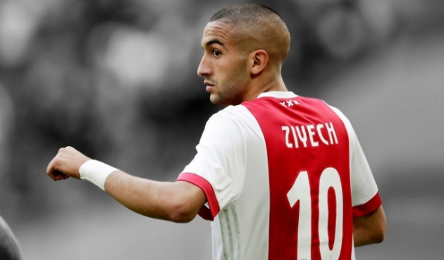 Ajax taraftarları, yıldız futbolcuya saldırdı!