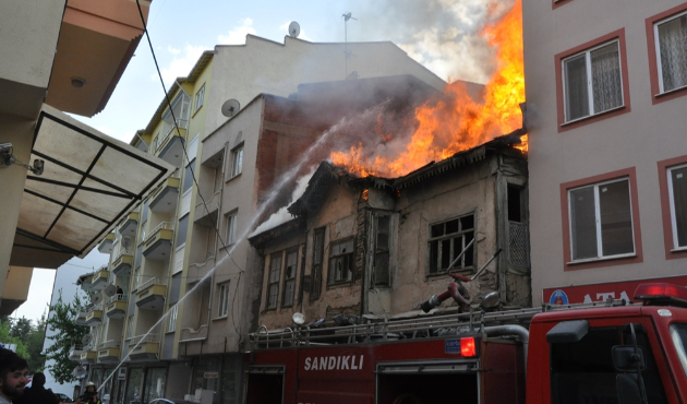 Tarihi bina alevlere teslim oldu!