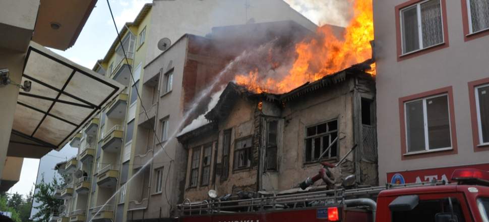 Tarihi bina alevlere teslim oldu!