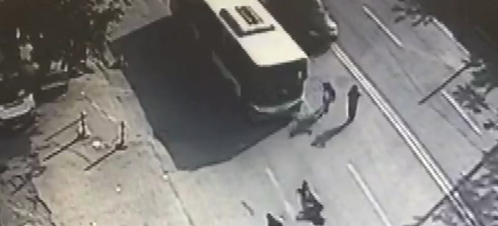 Belediye otobüsü genç kıza böyle çarptı