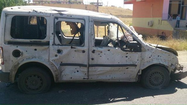 Diyarbakır'da polis aracının geçişi sırasında patlama: Acı haber geldi!