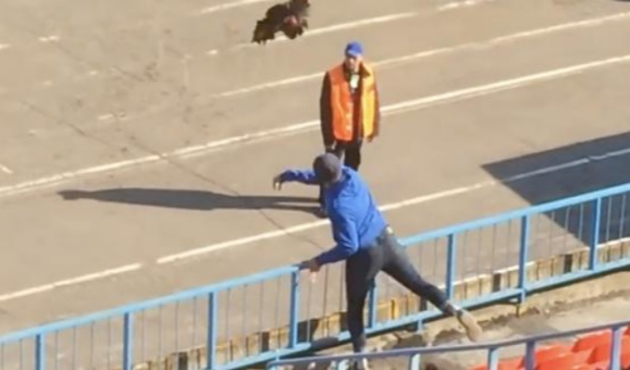 Protesto etmek için sahaya horoz attı!