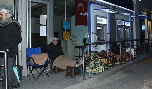 Hayalleri gerçek olsun diye bankta sabahladılar!