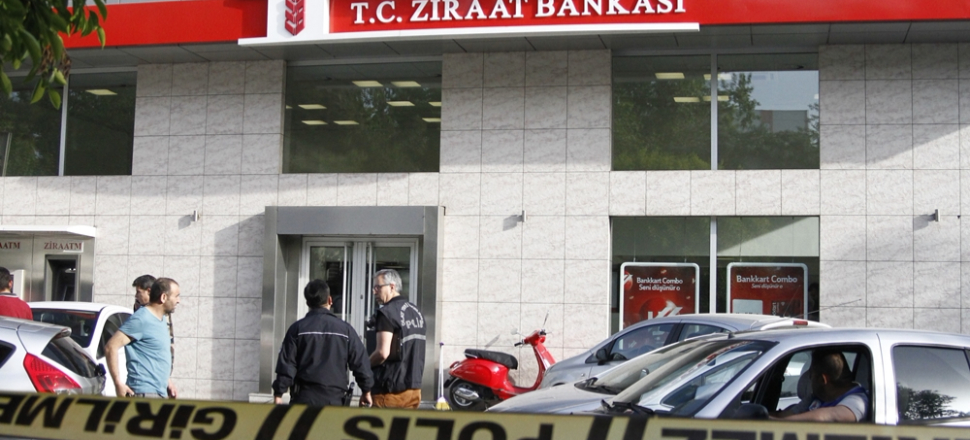 Silahını çekip bankadan 100 bin lira istedi...