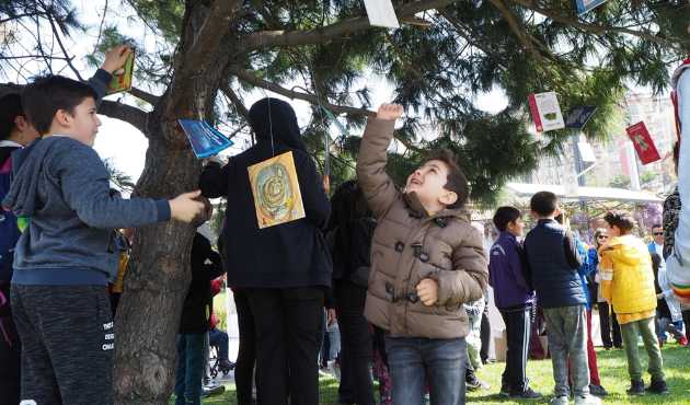 Çocuklar ağaçtan meyve değil kitap topladı...