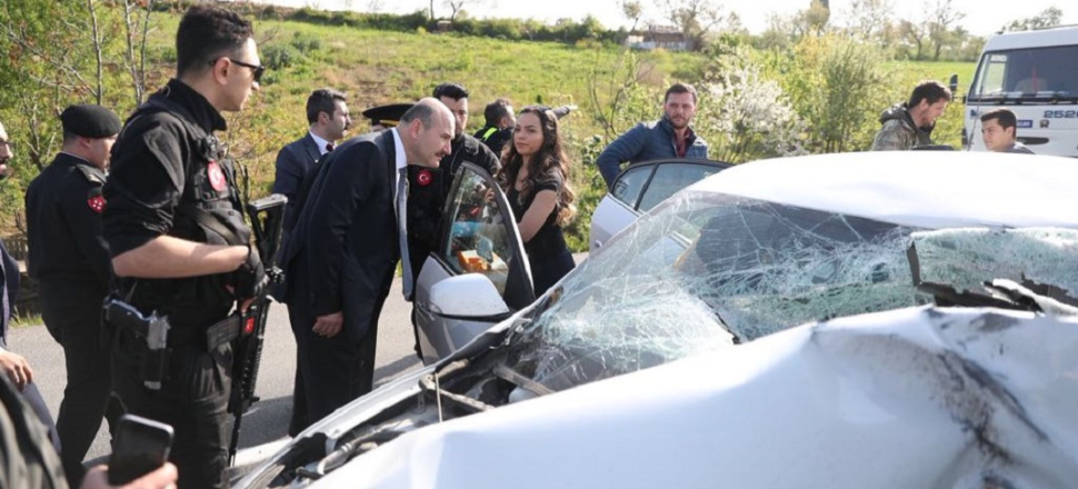 Bakan Soylu'nun konvoyu önünde feci kaza!
