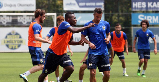 Formasını yere atan Emenike idmana çıktı! Taraftar öfkeli
