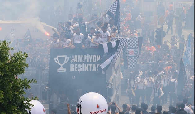 Kare kare şampiyonluk kutlamaları!