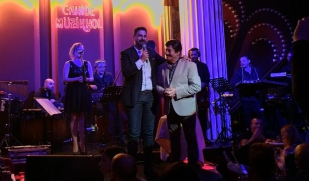 Erhan Çelik'ten Fikret Orman'ın eski eşine serenad