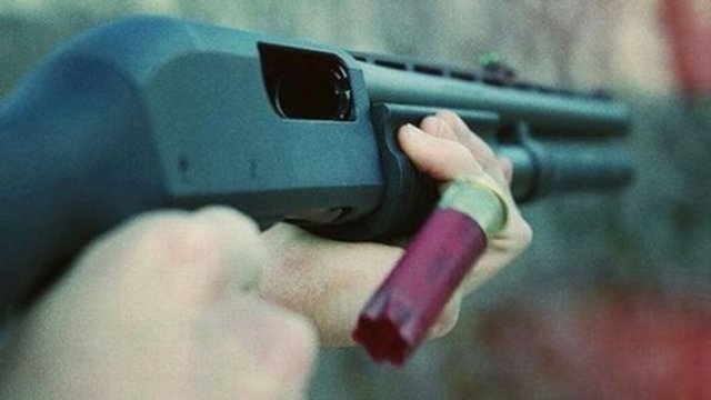 Tartıştığı eşini başından vururak öldürdü