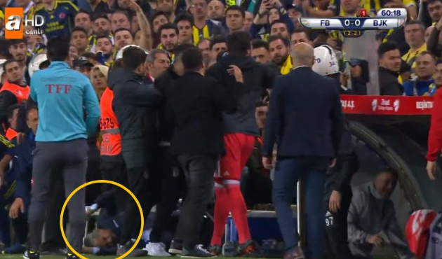 Fenerbahçe Beşiktaş maçında saha karıştı!