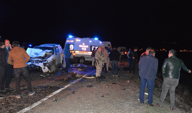 İki araç çarpıştı: 4 ölü, 3 yaralı...