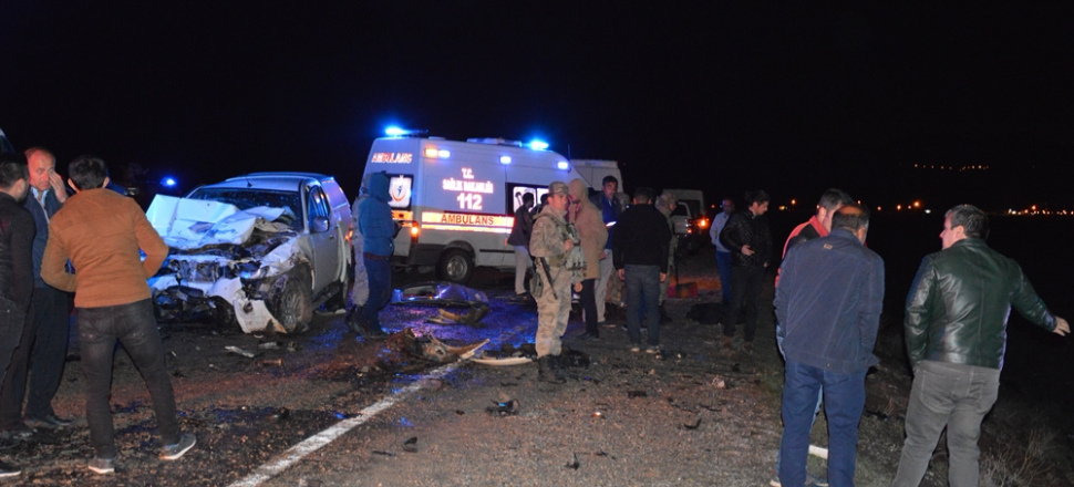 İki araç çarpıştı: 4 ölü, 3 yaralı...