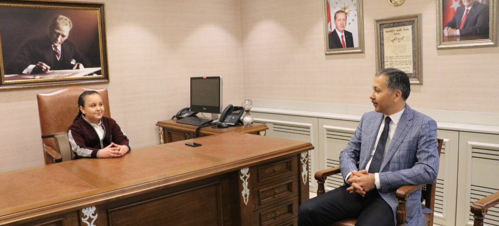 Hazır cevaplılığıyla gerçek valiyi bile şaşırttı!