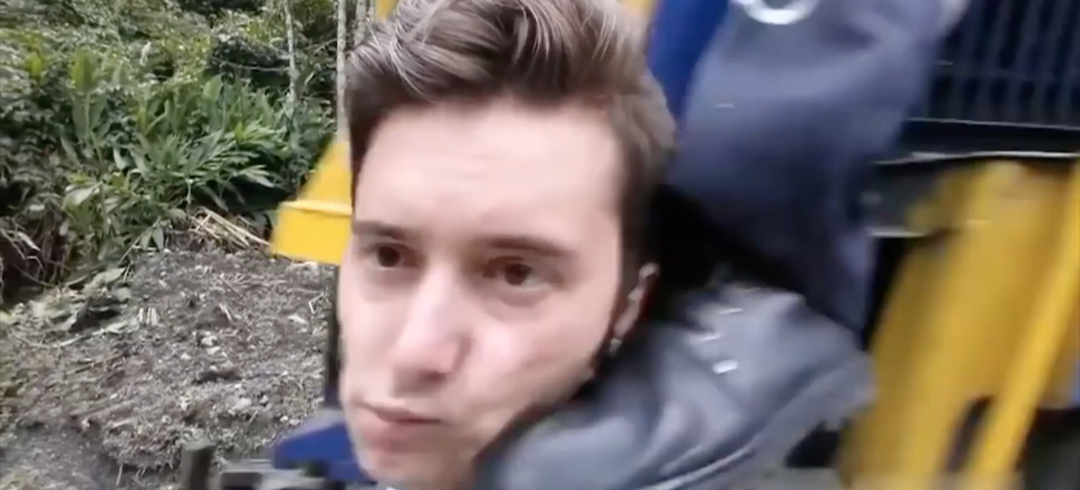Selfie çeken çocuğun kafasına tekme atan makinist!