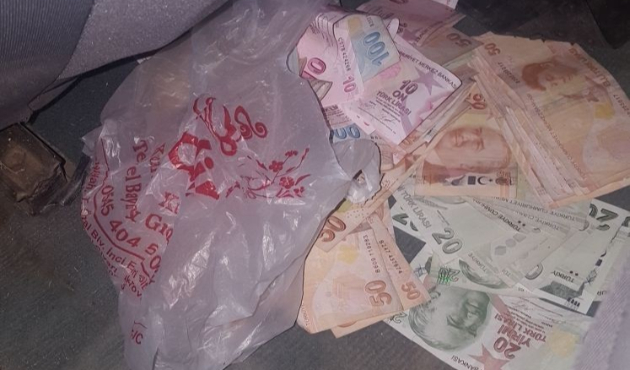Otomobilin her yerinden para fışkırdı!